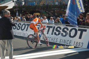 Rob Ruijgh (NLD) wanted to go back to the team tent but was not allowed to cross the line (935x)