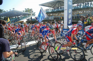 The English team and two Costa Rica riders (G. Obando Brenes & Jose Vega Solano) (486x)