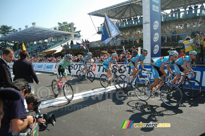 L'équipe belge (Romain Zingle, Thomas de Gendt, Nikolas Maes, Jan Bakelandts & Ben Hermans) et un Irlandais (Dan Martin)