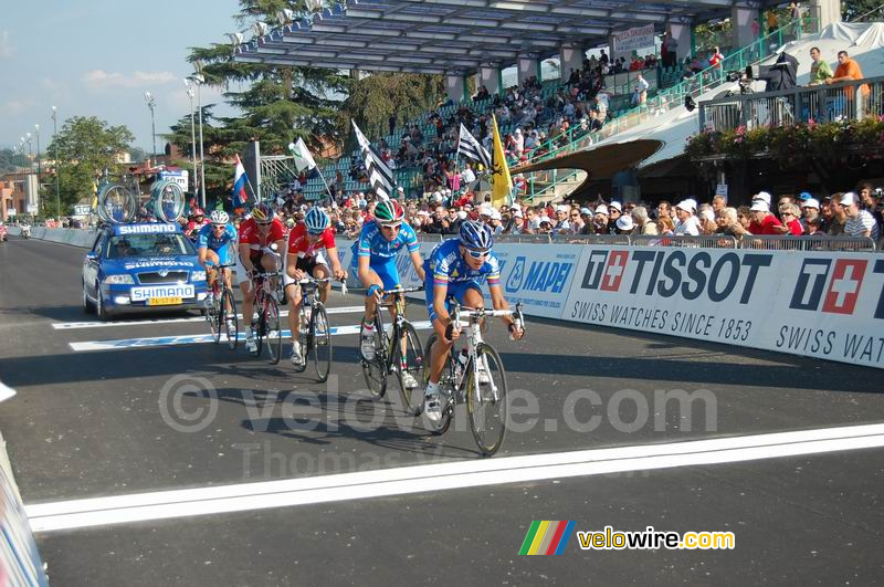 A group led by the later winner, Fabio Andres Duarte Arevalo (Col)