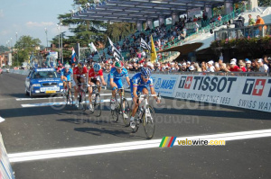 A group led by the later winner, Fabio Andres Duarte Arevalo (Col) (464x)