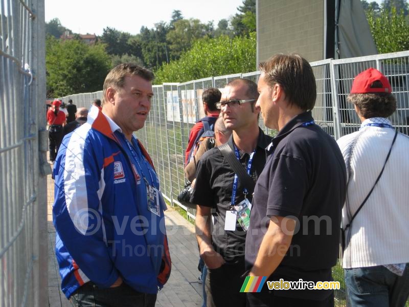 Egon van Kessel (directeur sportif de l'équipe néerlandaise) en discussion avec Gio Lippens (radio néerlandaise)