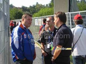 Egon van Kessel (directeur sportif de l'équipe néerlandaise) en discussion avec Gio Lippens (radio néerlandaise) (560x)