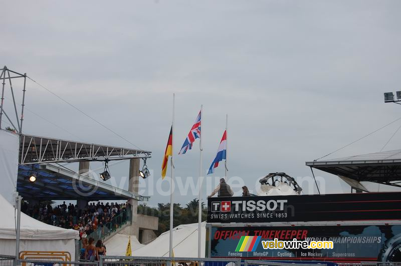 Les drapeaux allemand, anglais et néerlandais