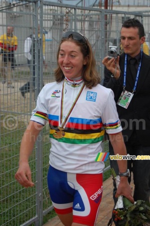 Nicole Cooke (England), new world champion in her champion's jersey (497x)