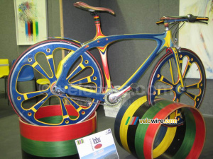 Un vélo en bois (575x)