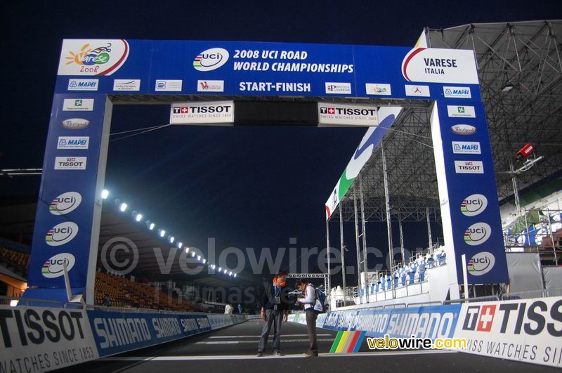 The start/finish arch with François-Xavier & Florence underneath it