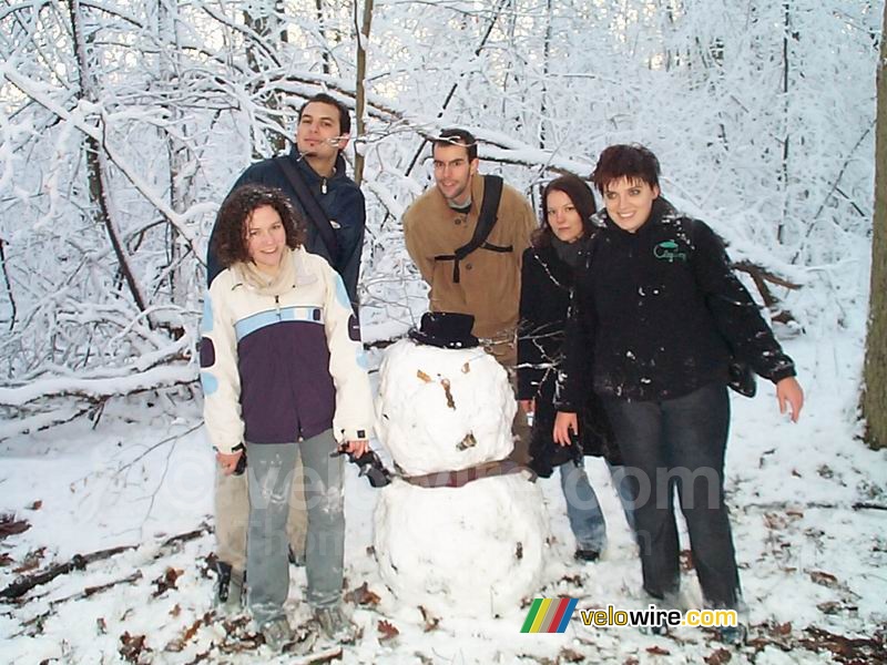 Onze sneeuwpop in het bos van Meudon met zijn makers
