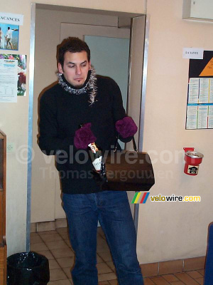 Cédric nous montre la nouvelle mode pour 2003 (537x)