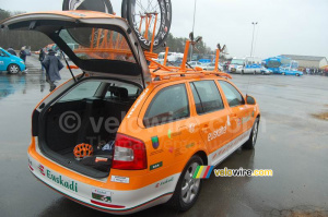 La voiture de l'équipe Euskaltel Euskadi (893x)