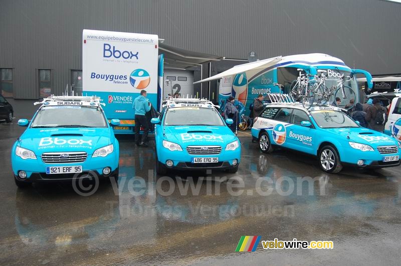 Les voitures, le camion et le bus de l'équipe BBox Bouygues Telecom