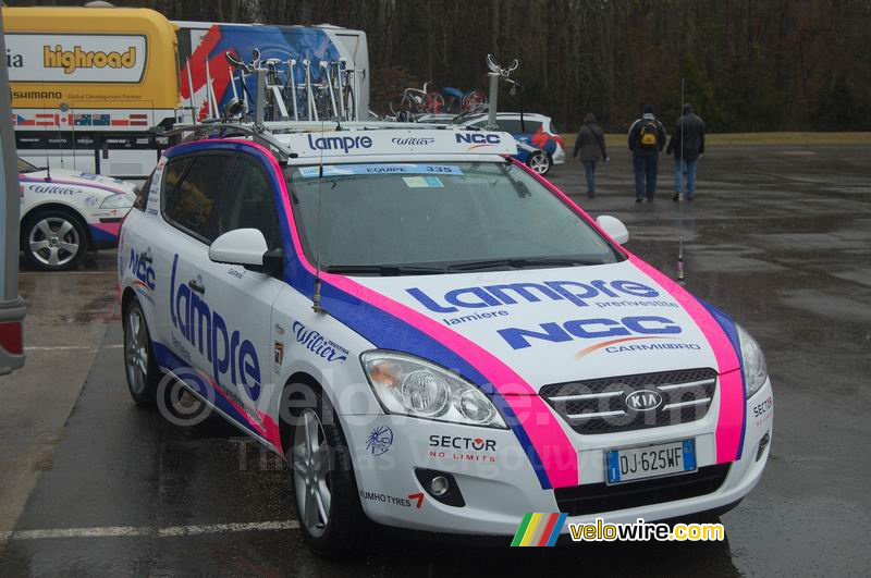 Een auto van Lampre