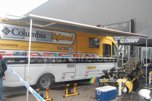 Le minibus de l'équipe Columbia Highroad (709x)