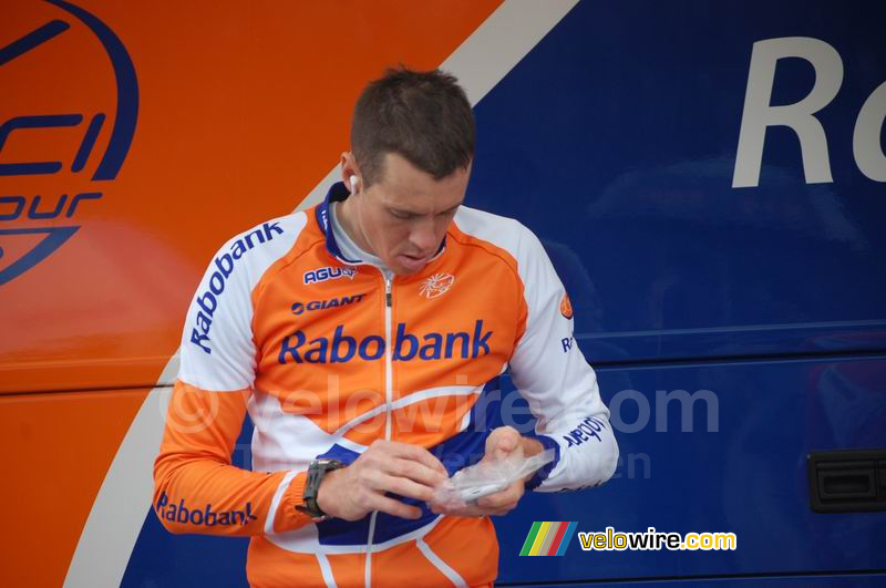 Mathew Hayman (Rabobank) plays with his iPod