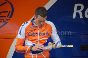 Mathew Hayman (Rabobank) joue avec son iPod (1089x)