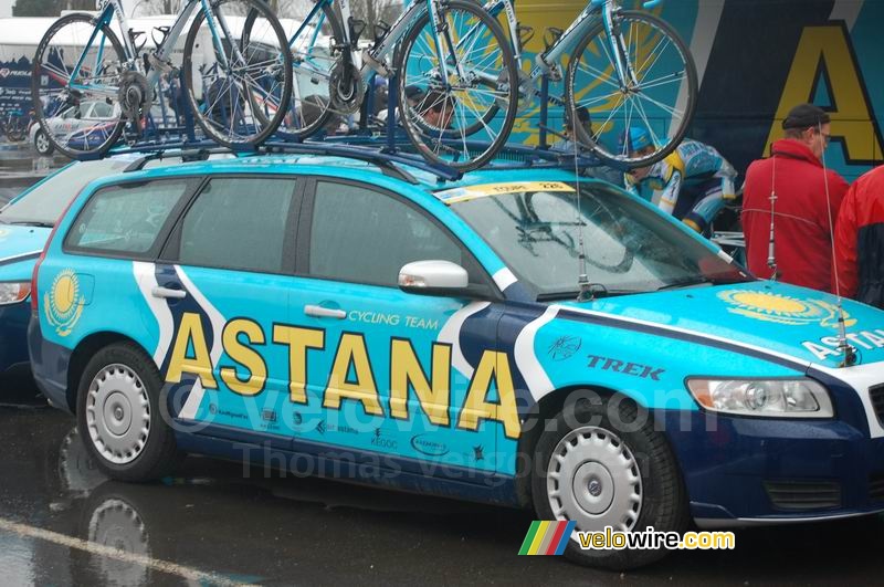 Une voiture de l'équipe Astana
