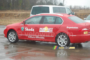 La voiture officielle de l'organisation (620x)