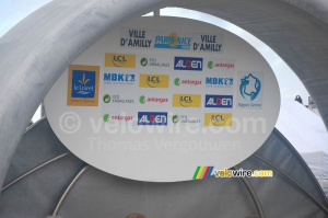 The podium with the sponsors of Paris-Nice 2009 (689x)