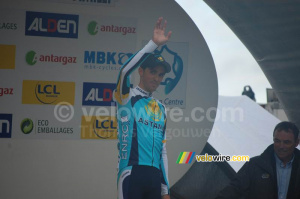 Alberto Contador (Astana) says hi to the crowd (716x)