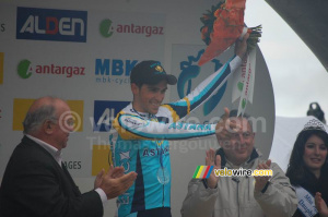Alberto Contador (Astana) makes a gun shot sign (2271x)