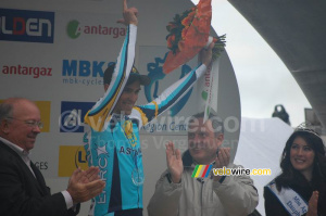 Alberto Contador (Astana) makes a gun shot sign (2) (914x)