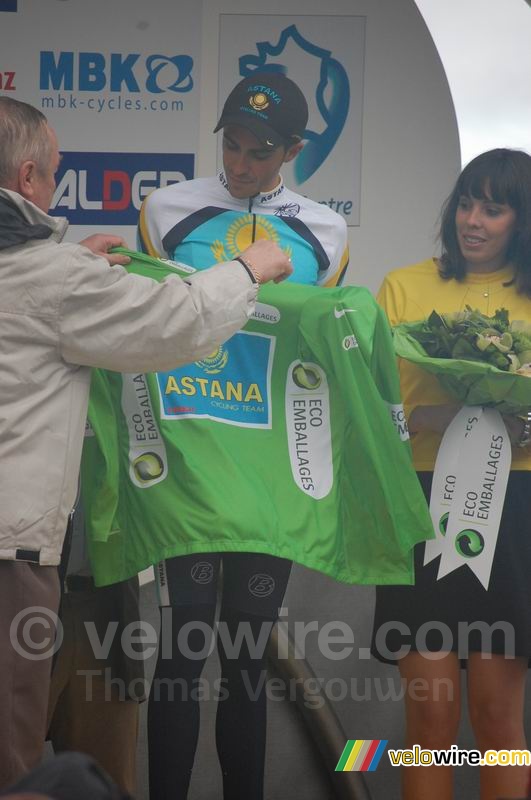 Alberto Contador (Astana) krijgt de groene trui