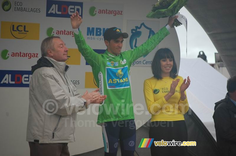 Alberto Contador (Astana) laat de groene trui zien