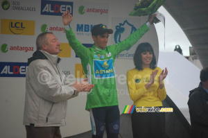 Alberto Contador (Astana) shows the green jersey (940x)