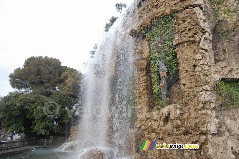 Een waterval bij het kasteel