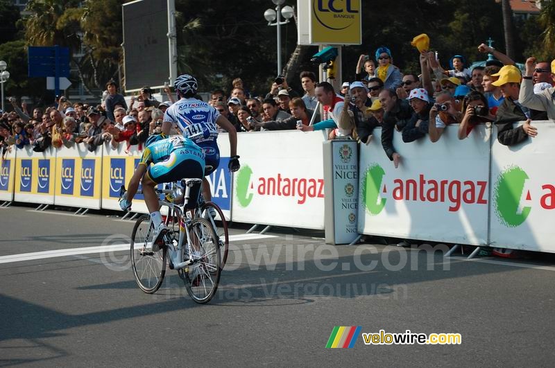 Antonio Colom (Katusha) wint de sprint van Alberto Contador (Astana)