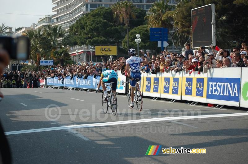 Antonio Colom (Katusha) wint de sprint van Alberto Contador (Astana) (2)