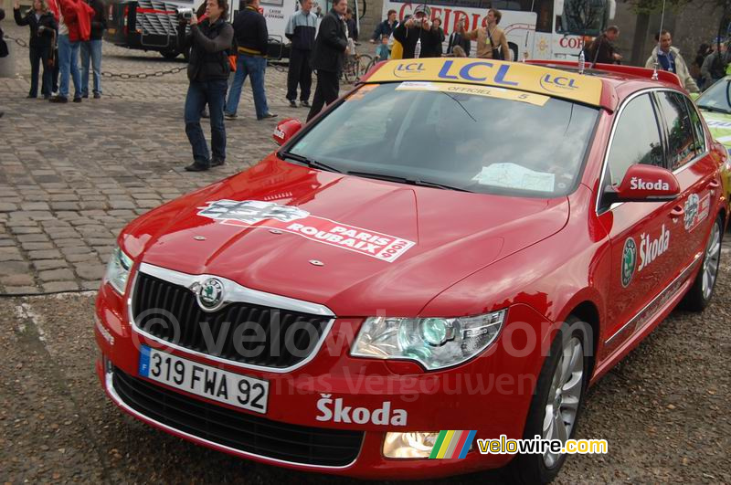 La voiture officielle de Paris-Roubaix