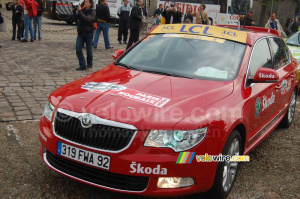 La voiture officielle de Paris-Roubaix (1113x)