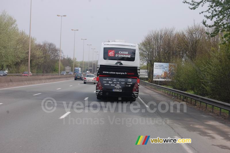 De bus van Caisse d'Epargne gezien vanuit de camper op de snelweg tussen Compigne en Roubaix
