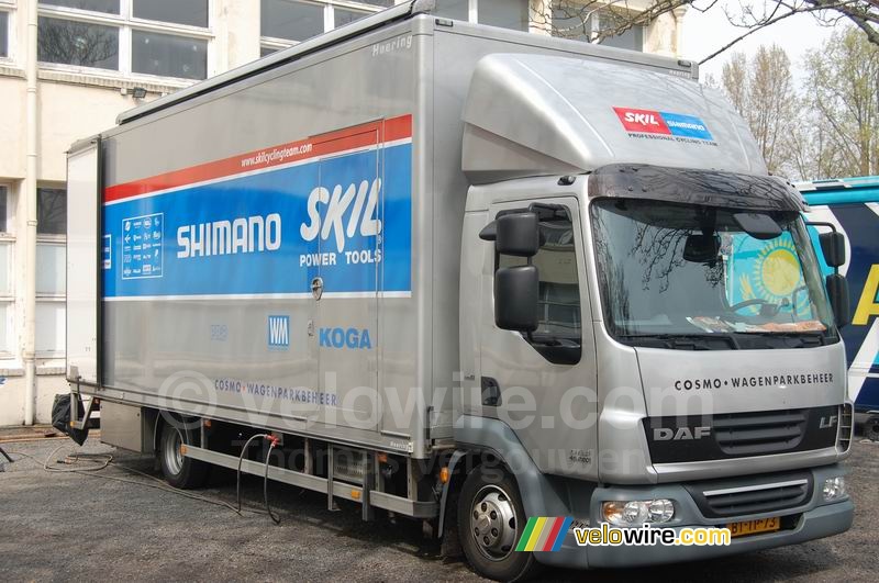Le camion atelier de l'équipe Skil Shimano