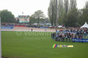 Tom Boonen à l'entrée du Vélodrome à Roubaix (622x)