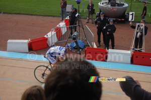 Tom Boonen traverse la ligne d'arrivée pour la première fois (470x)