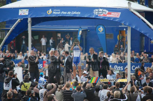 Tom Boonen embrasse son pavé (454x)