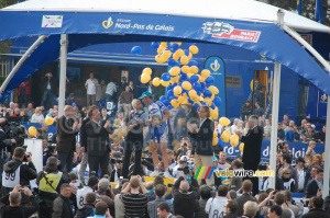 Tom Boonen reçoit les fleurs de Nathalie (482x)