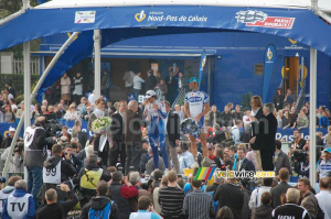 Filippo Pozzato (Katusha) reçoit la médaille pour sa deuxième place (542x)