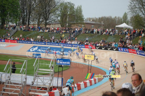 Les derniers coureurs arrivent (626x)