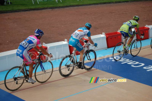 Simon Spilak (Lampre NGC), Steve Chainel (BBox Bouygues Telecom) & Maciej Bodnar (Liquigas) arrivent hors délais (931x)