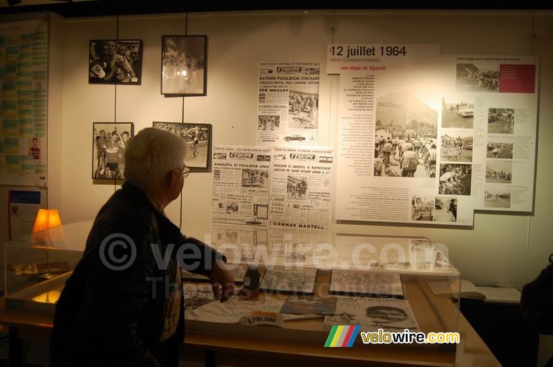 Raymond Poulidor looks at press clippings from his time as a professional cyclist