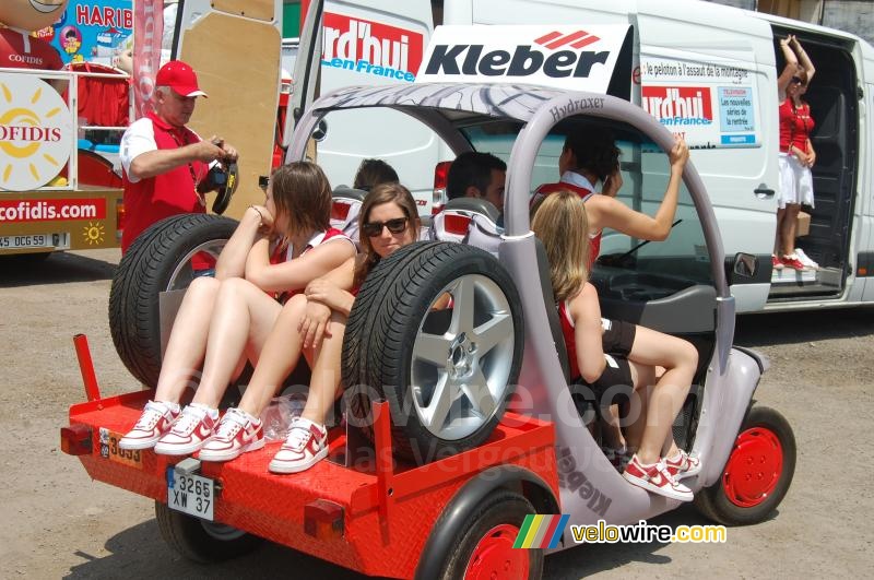 Caravane publicitaire : transport d'hôtesses de Kleber