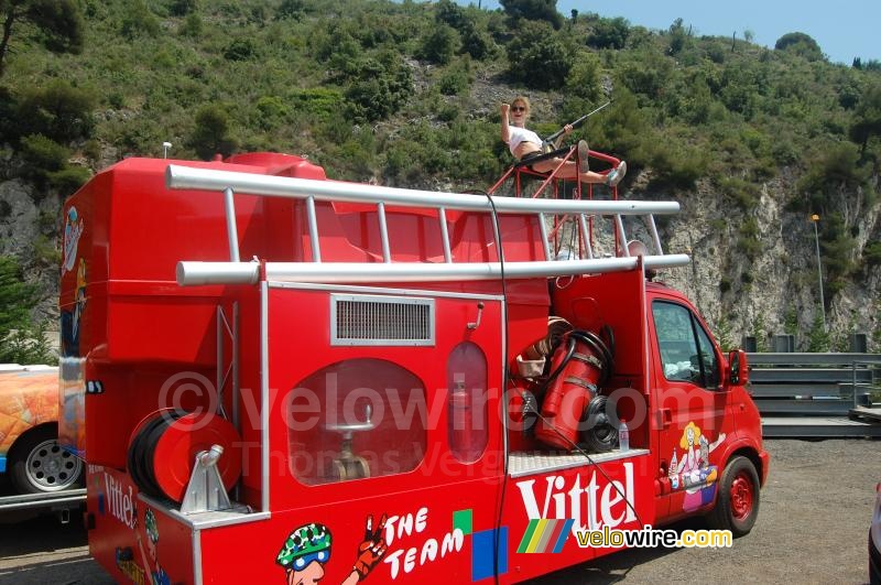 Caravane publicitaire : Vittel - notre pompière sur le camion pompiers
