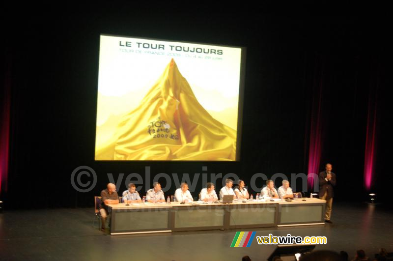 Le Tour Toujours: meeting advertising caravan