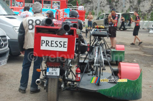 Caravane publicitaire : Vittel - le sidecar 'presse' (891x)
