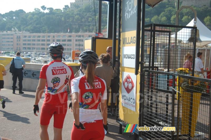 The Team Vittel komt aan bij het Village Départ in Monaco