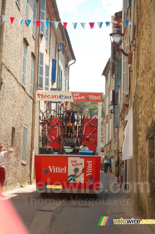 De Mcaneau van Vittel in een versierd smal straatje in Cabasse