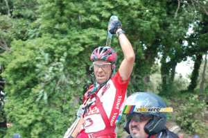 Marc Dumailleau gets some Vittel refreshment (568x)
